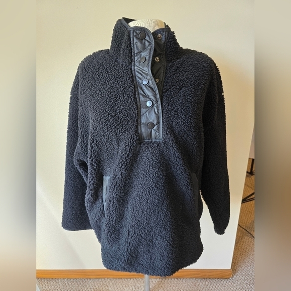 Athleta Tops - NWT Athleta Women's Black Cozy Sherpa Snap Sweatshirt Women's Size L.